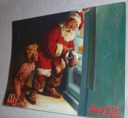P7103-17 € 2,50  coca cola placemat mac kerstman bij koelkast